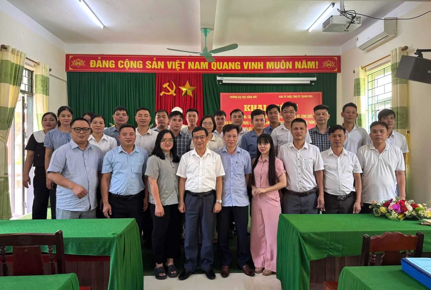 Khai giảng lớp bồi dưỡng, cập nhật kiến thức về công nghệ thông tin, chuyển đổi số cho cán bộ, công chức, viên chức cấp xã thuộc cơ quan Đảng tại xã Hồi Xuân